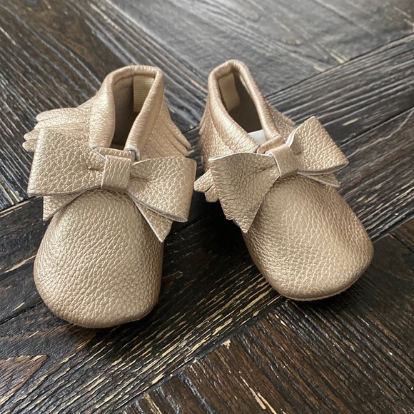Girls baby gap gold shine bow moccasins. Baby bow gold moccasins. Baby slip-on - Picture 1 of 5